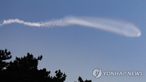 지난 6월 동해로 시험발사한 북한의 탄도미사일 추정 항적운. 연합뉴스